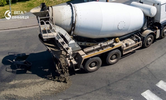 У Вінниці водій забруднив дорогу бетонною сумішшю