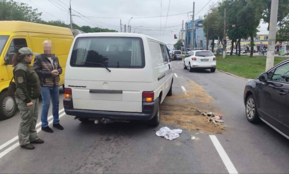 У Вінниці водій забруднив вулицю мастилом