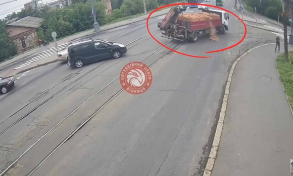 У Вінниці водій “загубив” на дорозі частину вантажу цегли