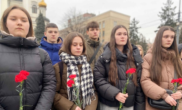 У Вінниці вшановують пам’ять випускників шкіл, чиї життя забрала війна