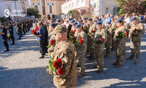 У Вінниці вшанували пам'ять полеглих захисників до 35-річчя Незалежності У Вінниці вшанували пам'ять полеглих захисників до 35-річчя Незалежності