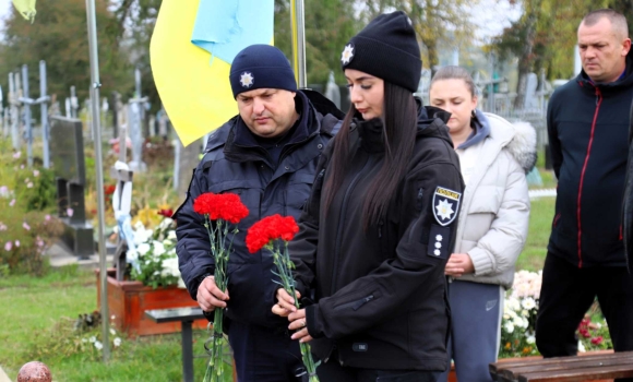 У Вінниці вшанували пам’ять поліцейського, який загинув під час евакуації поранених поблизу Бахмута