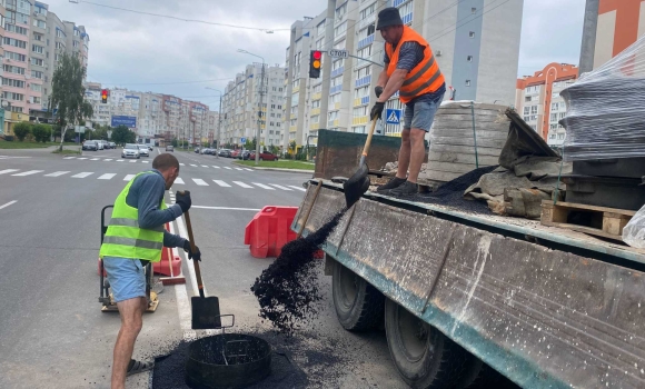 У Вінниці встановлюють удосконалені люки на вулиці Зодчих 