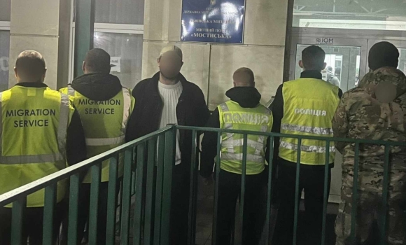 У Вінниці виявили й того ж дня видворили за межі території України громадянина Латвії У Вінниці виявили й того ж дня видворили за межі території України громадянина Латвії