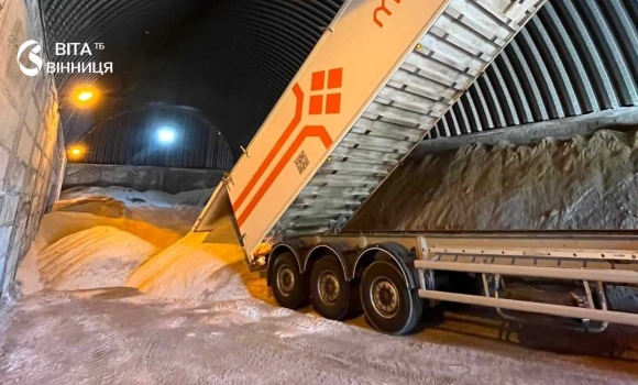 У Вінниці вже розпочали заготівлю матеріалів для обробки доріг взимку У Вінниці вже розпочали заготівлю матеріалів для обробки доріг взимку