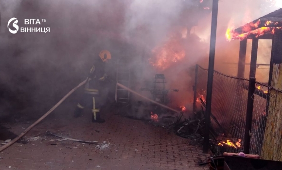 У Вінниці загорівся квадроцикл, вогонь перекинувся й на господарчу споруду У Вінниці загорівся квадроцикл, вогонь перекинувся й на господарчу споруду