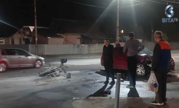 У Вінниці зіштовхнулись авто і мопед кур’єрської служби, який спалахнув від удару У Вінниці зіштовхнулись авто і мопед кур’єрської служби, який спалахнув від удару