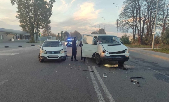 У Вінниці зіткнулись автомобіль Geely та Volkswagen – одного з керманичів госпіталізували