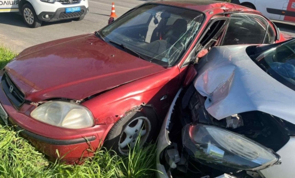 У Вінниці зіткнулись два автомобілі, одного з водіїв госпіталізували