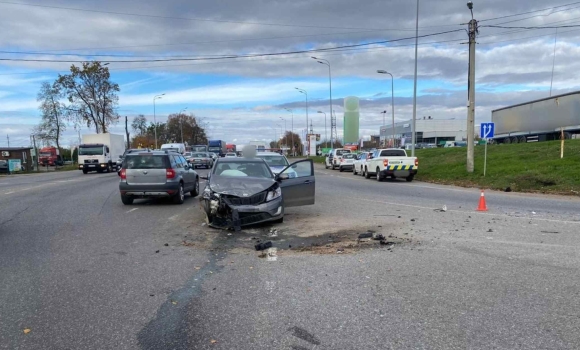У Вінниці зіткнулись два легкових автомобілі, постраждалі - в лікарні У Вінниці зіткнулись два легкових автомобілі, постраждалі - в лікарні