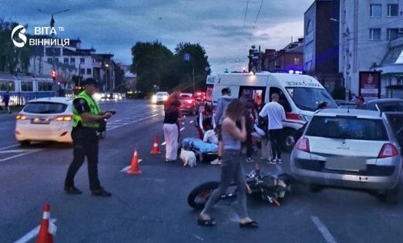 У Вінниці зіткнулися мотоцикл та легковик травмувалися двоє людей