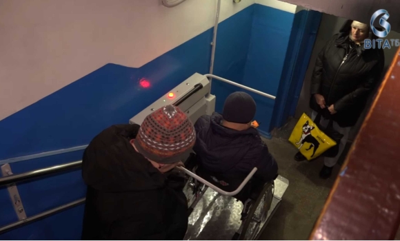 У вінницькій багатоповерхівці встановили сходовий підйомник