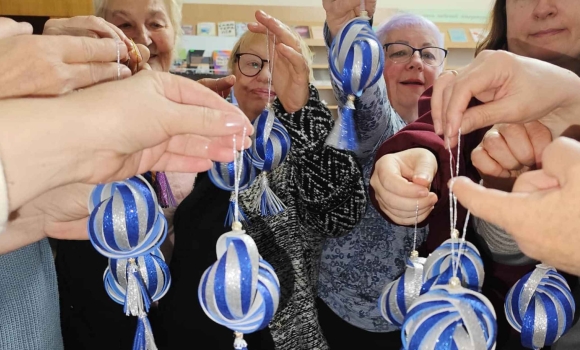 У вінницькій бібліотеці влаштували творчий майстер-клас «Магія новорічних прикрас»