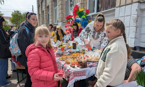 У вінницькому ліцеї №11 влаштували благодійний ярмарок - збір для українських військових