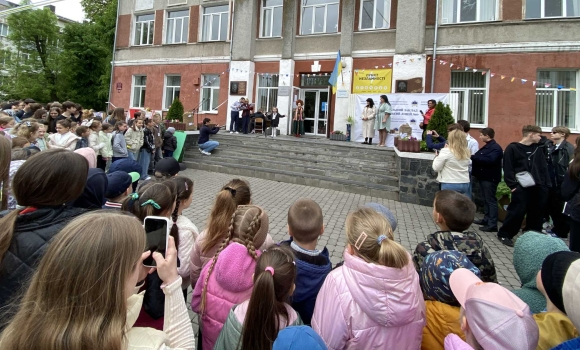 У вінницькому ліцеї №4 зібрали понад 160 тис. гривень для захисників на благодійному ярмарку