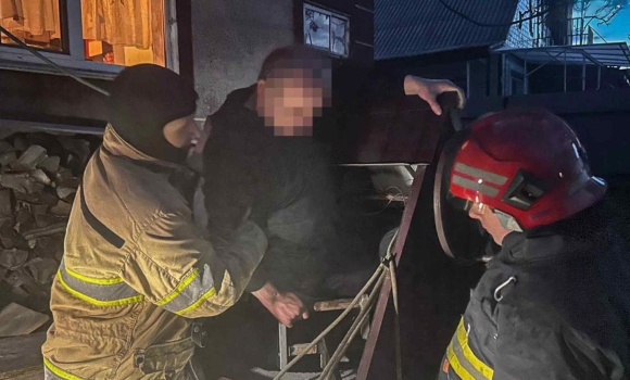У Вінницькому районі 48-річний чоловік ледь не загинув у колодязі
