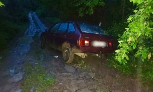 У Вінницькому районі чоловік вкрав чужий ВАЗ і застряг у багнюці
