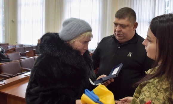 У Вінницькому районі посмертні нагороди вручили рідним десяти Героїв У Вінницькому районі посмертні нагороди вручили рідним десяти Героїв