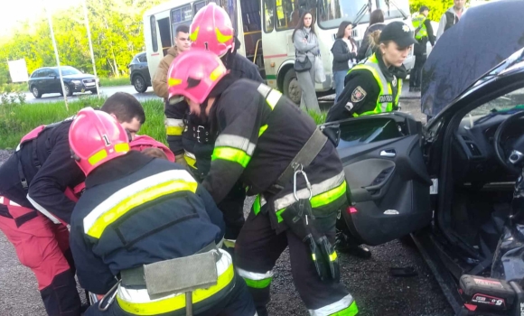 У Вінницькому районі сталась аварія за участі двох автобусів і легковика