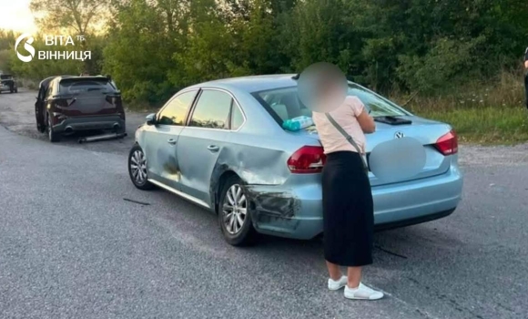 У Вінницькому районі сталася аварія за участю трьох автомобілів У Вінницькому районі сталася аварія за участю трьох автомобілів