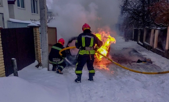 У Вінницькому районі вщент згорів легковик, а у Вінниці загорівся гараж