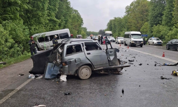 У Вінницькому районі зіткнулись Mercedes-Benz та ВАЗ-2110, один з водіїв загинув