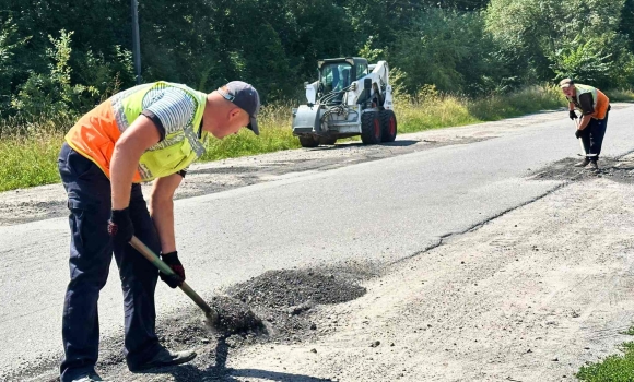 У Вінницьких Хуторах почали ямковий ремонт дороги