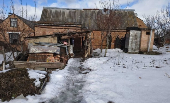 У Вінницьких Хуторах жінка зливава рідкі відходи на власне подвір’я