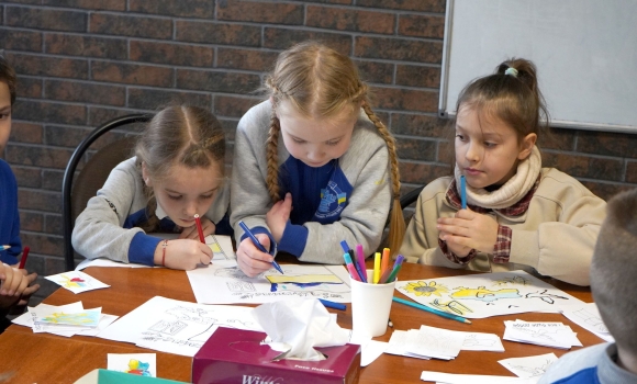 У VinSmart Центрі юні вінничани разом із батьками виготовляли окопні свічки