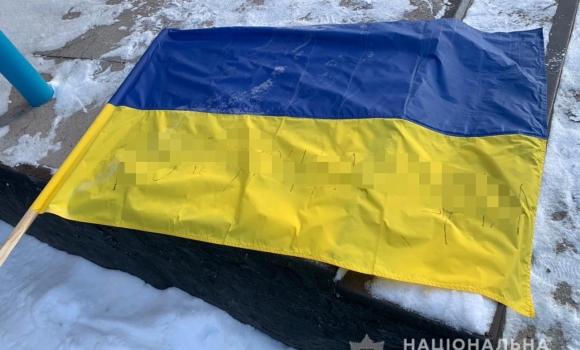 У Вороновицькій громаді 18-річна дівчина розписала прапор матюками
