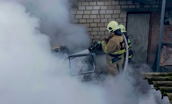 У Вороновиці згорів автомобіль через куріння власниці У Вороновиці згорів автомобіль через куріння власниці