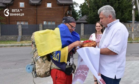 У Якушинцях зустріли волонтера з Латвії пройшов 1400 км, щоб зібрати кошти для ЗСУ