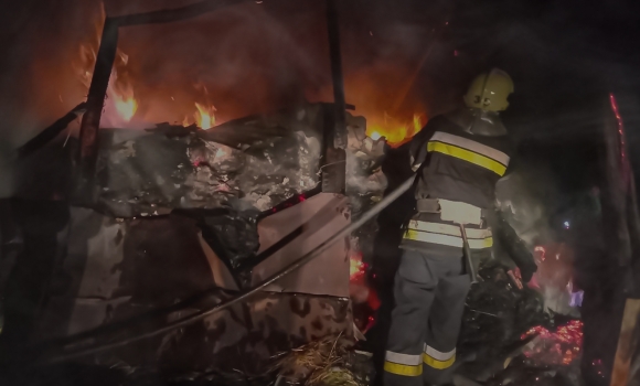 У Ямпільській громаді вогонь знищив господарчу будівлю та вісім тонн сіна