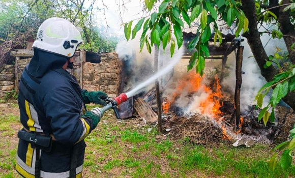 У Ямполі загорілась господарська будівля, а у Вінниці — прибудова до гаража
