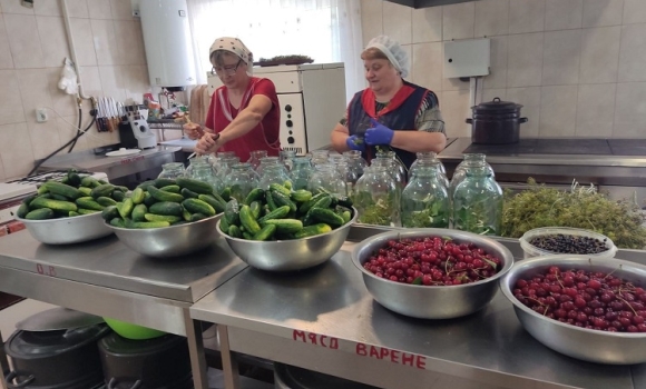 У закладах освіти Калинівської громади заготовляють на зиму овочі та ягоди