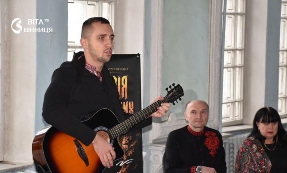 Поети клубу «Поезія незламних» читають власні вірші перед глядачами в Білій залі Ратуші у Вінниці