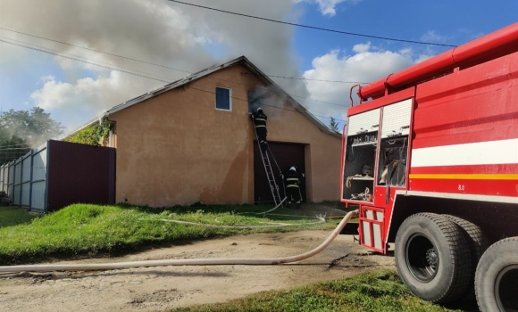 У Жмеринці через замикання загорівся гараж у приватному будинку