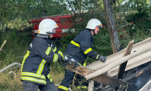 У Жмеринській громаді через недопалок загорівся піднавіс з сіном