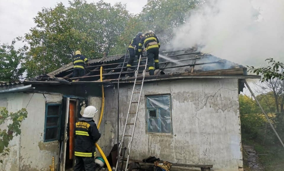 У Жмеринському районі через замикання загорівся приватний будинок 