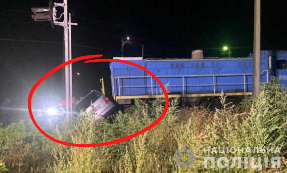 У Жмеринському районі потяг розтрощив Volkswagen - пасажир авто загинув