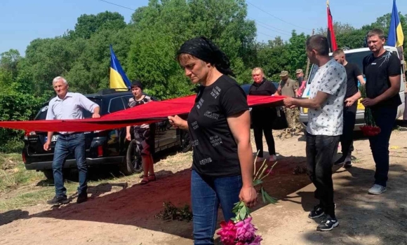 У Жмеринці проводжали в останню путь молодшого сержанта, який загинув на війні