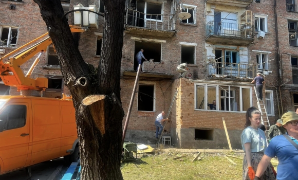 У Жмеринці тривають відновлювальні роботи після російської атаки - пошкоджені будинки та школа