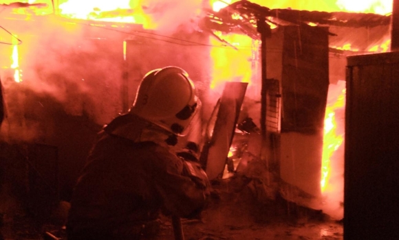 У Жмеринці згорів гараж і господарська споруда