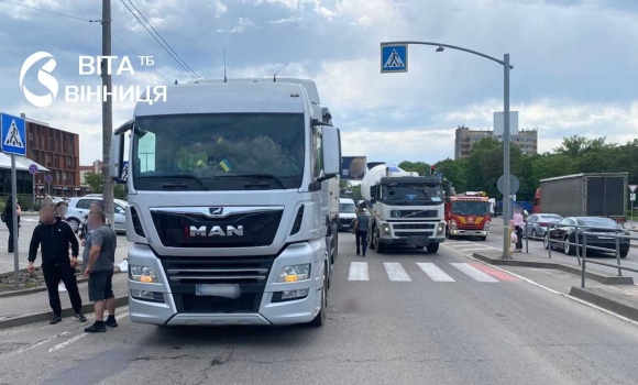 У зіткненні вантажівки та легковика на Вінниччині постраждала 61-річна жінка