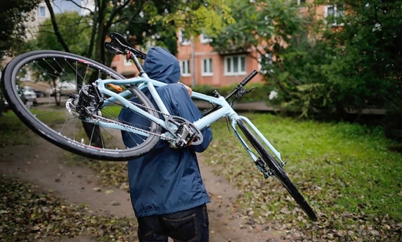 На Вінниччині чоловік виніс із чужого гаража велосипед