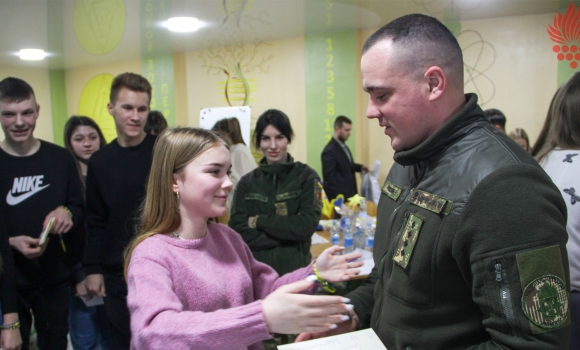 Учні Калинівщини зібрали гроші на Starlink для бригади "Червона Калина"