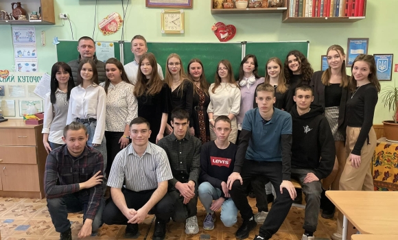 Учні ладижинського ліцею зібрали на потреби ЗСУ понад 21 тисячу гривень