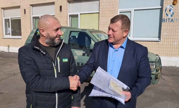  Учні та педагоги вінницького ліцею №29 передали автомобіль захисникам