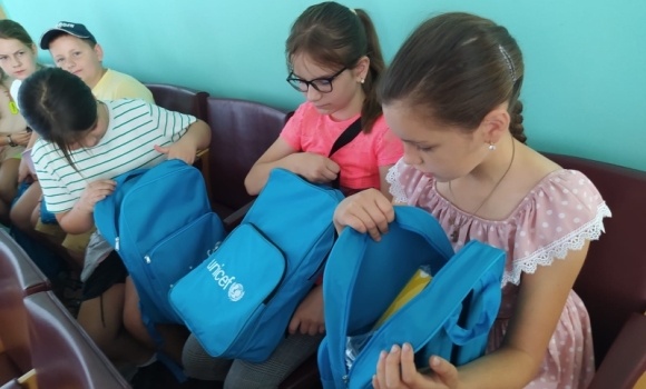 Учні вінницьких громад отримали наплічники від «UNICEF»