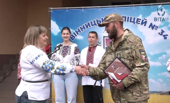 Учні вінницького ліцею зібрали 170 тисяч на благодійному ярмарку і придбали авто для ЗСУ